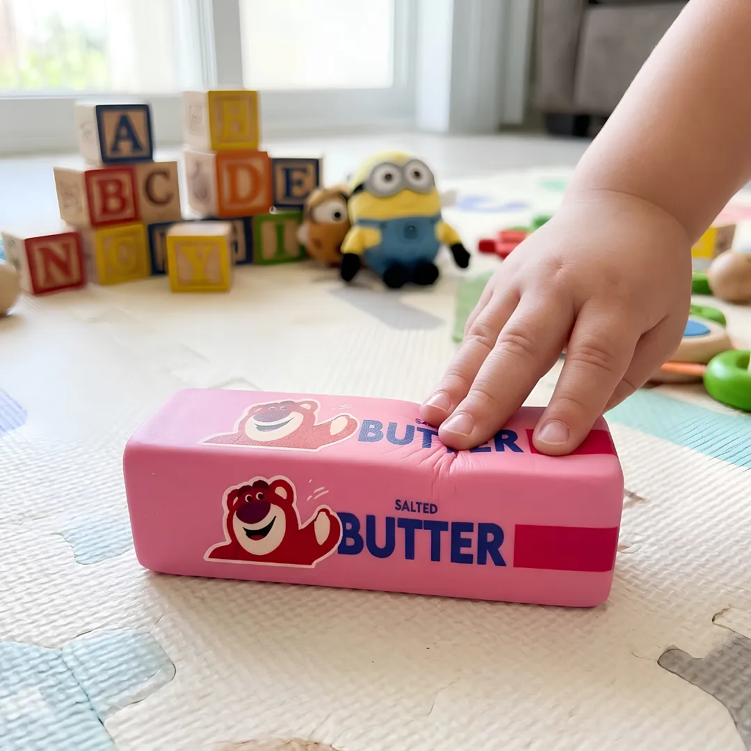 SQUISHY JUGUETE ANTIESTRÉS EN FORMA DE BARRA DE MANTEQUILLA CON DISEÑOS INFANTILES - JUGUETE SENSORIAL SUAVE Y DIVERTIDO PARA NIÑOS